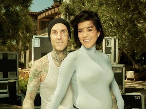 Aksi Travis Barker Main Drum Saat Kourtney Kardashian Melahirkan Dikecam