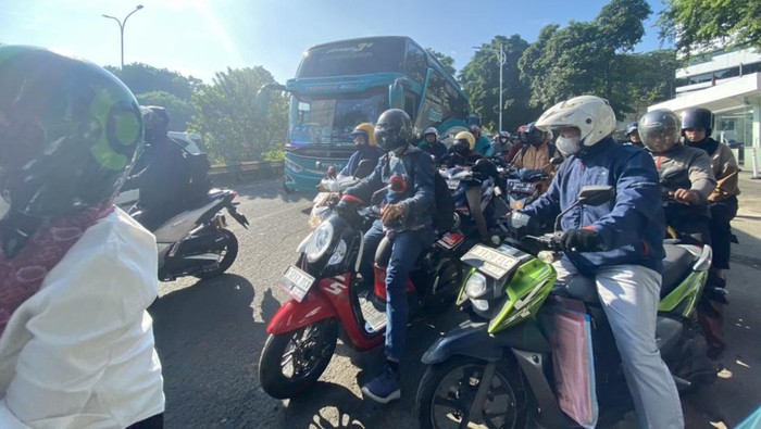 Lalu lintas di Jalan TB Simatupang arah Ragunan, Jakarta Selatan (Jaksel) macet