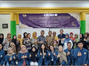 Mahasiswa FEB Unair Ajarkan Branding dan Public Speaking ke Perajin Batik