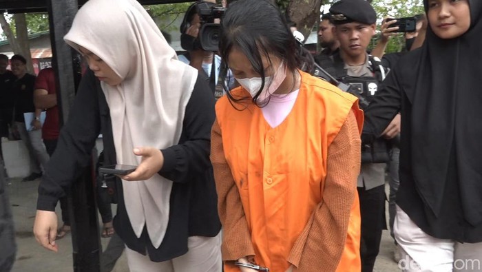 Mahasiswi Polman inisial MM yang tega membunuh bayinya saat diamankan polisi.