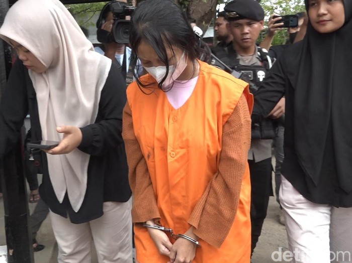 Mahasiswi Polman inisial MM yang tega membunuh bayinya saat diamankan polisi.