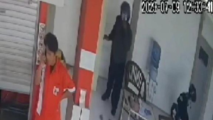 Tangkapan layar maling terekam CCTV di SPBU mini Desa Jepang Pakis Kecamatan Mejobo, Rabu (12/7/2023).