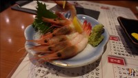 Maudy dan Jesse juga menikmati sashimi udang, tuna, dan gurita. Tak ketinggalan, menu sup yang hangat juga dipesan oleh keduanya. Foto: YouTube Maudy Ayunda