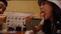 Makan malam mereka mengunjungi restoran sushi. Keduanya tampak menikmati sushi salmon dengan topping ikura yang gurih. Foto: YouTube Maudy Ayunda