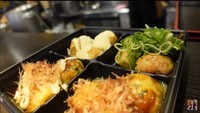 Setelah lelah jalan-jalan sebanyak 12.000 langkah, Maudy dan Jesse mengunjungi gerai takoyaki. Mereka memesan beberapa menu takoyaki dengan isian gurita. Foto: YouTube Maudy Ayunda