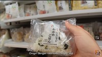 Pasangan muda ini langsung mengunjungi 7-Eleven di Jepang. Mereka membeli onigiri yang disukai oleh Maudy Ayunda. Aku tuh suka banget onigiri di 7-Eleven, kata Maudy. Foto: YouTube Maudy Ayunda