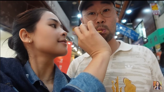 Maudy Ayunda dan Jesse Choi kulineran di Jepang
