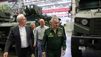 Menteri Pertahanan Rusia Sergei Shoigu mengunjungi pabrik yang memproduksi peralatan militer untuk Rusia tersebut.  