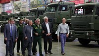 Selain tank, terdapat juga kendaraan-kendaraan angkut logistik dan prajurit.  