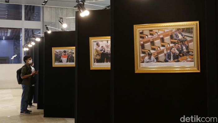 Pameran Foto Parlemen digelar di Gedung Nusantara, Kompleks Parlemen, Senayan, Jakarta, Rabu (12/7/2023). Yuk kita lihat.