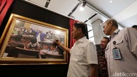 Foto-foto yang ditampilkan merupakan karya dari 16 wartawan foto parlemen.  