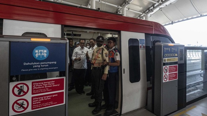 Melihat Uji Coba Terbatas LRT Jabodebek Kereta api ringan atau Lintas Raya Terpadu (LRT) Jabodebek melintas saat uji coba terbatas di jalur LRT Dukuh Atas-Cawang, Jakarta, Rabu (12/7/2023). Kementerian Perhubungan mulai melakukan uji coba terbatas LRT Jabodebek yang terbagi dalam dua tahapan operasional, yakni tahap pertama berlangsung mulai 12 Juli sampai 26 Juli 2023 dengan penumpang undangan berasal dari unsur kementerian/lembaga, jurnalis/media, dan komunitas sedangkan untuk tahap kedua akan dimulai pada 27 Juli sampai 15 Agustus 2023 dengan penumpang undangan yang berasal dari masyarakat umum. ANTARA FOTO/Aprillio Akbar/foc.