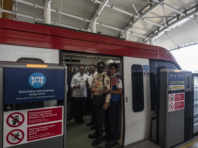Melihat Uji Coba Terbatas LRT Jabodebek