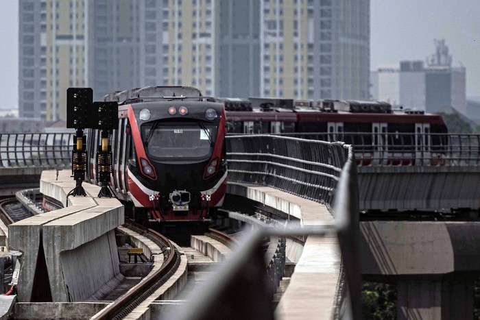 Kereta api ringan atau Lintas Raya Terpadu (LRT) Jabodebek melintas saat uji coba terbatas di jalur LRT Dukuh Atas-Cawang, Jakarta, Rabu (12/7/2023). Kementerian Perhubungan mulai melakukan uji coba terbatas LRT Jabodebek yang terbagi dalam dua tahapan operasional, yakni tahap pertama berlangsung mulai 12 Juli sampai 26 Juli 2023 dengan penumpang undangan berasal dari unsur kementerian/lembaga, jurnalis/media, dan komunitas sedangkan untuk tahap kedua akan dimulai pada 27 Juli sampai 15 Agustus 2023 dengan penumpang undangan yang berasal dari masyarakat umum. ANTARA FOTO/Aprillio Akbar/foc.