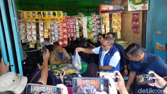 Mendag Zulkifil Hasan cek sembako di Pasar Malangjiwan Karanganyar, Rabu (12/72023).