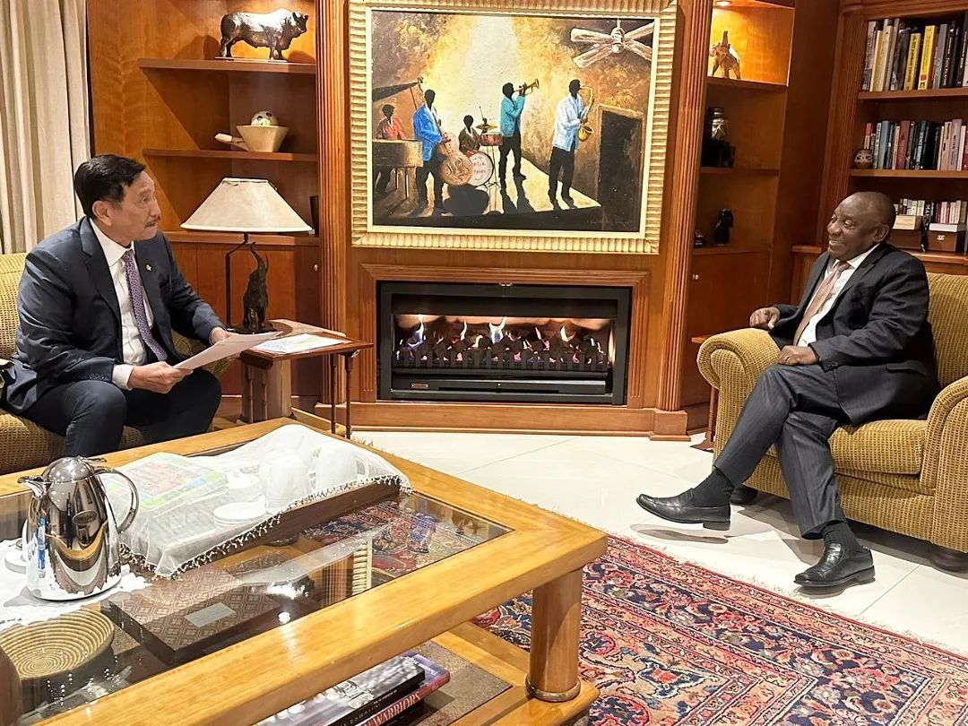 Menko Marves Luhut Binsar Pandjaitan disambut oleh Presiden Afrika Selatan Cyril Ramaphosa serta jajaran menteri yang lainnya saat kunjungan kerja beberapa negara Afrika. (Instagram @luhut.pandjaitan)