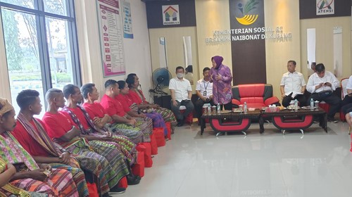 Mensos Tri Rismaharini saat bertemu dengan para korban TPPO di Kupang, Rabu (12/7/2023).
