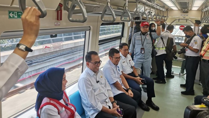 Menteri Perhubungan Budi Karya Sumadi dan Direktur Utama PT Kereta Api Indonesia (Persero) Didiek Hartantyo menjajal uji coba LRT Jabodebek secara terbatas di hari pertama.