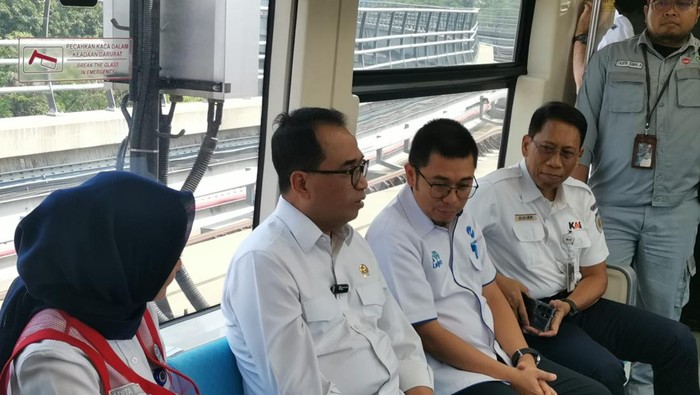 Menteri Perhubungan Budi Karya Sumadi dan Direktur Utama PT Kereta Api Indonesia (Persero) Didiek Hartantyo menjajal uji coba LRT Jabodebek