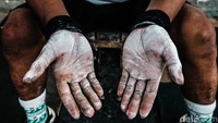Ada juga Rahel (10) yang berhasil meraih medali dalam kategori snatch 35kg putri. Anak ke-2 dari 4 bersaudara ini turut membanggakan orang tuanya.