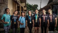 Mereka juga diajarkan teknik angkat besi yang benar guna mencegah cedera serta menggunakan sepatu khusus dengan sol datar dan kaku.
