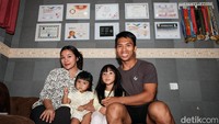 Tidak ingin berpuas diri dengan raihan anak didiknya, Deni turut aktif membantu mereka untuk ikut mendaftar di kejuaraan angkat besi yang lebih luas lagi.