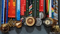 Sasana olahraga ini didirikan Deni, mantan lifter nasional di atas tanah milik orang tuanya di Parung Panjang. Deni yang pernah ikut 3 edisi Olimpiade saat ini fokus mencetak bibit muda angkat besi.