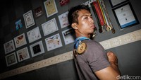 Bermodalkan semangat dan kemampuan yang dimilikinya, Deni (33) mantan atlet nasional angkat besi itu bercita-cita mencetak bibit lifter muda dari sekolahnya.