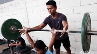 Teriakan Deni ikut bersaing dengan dentuman empat set barbel yang diangkat bergantian oleh 17 anak asal Desa Jagabita.