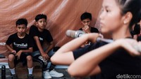 Motivasi mereka berlatih adalah mengikuti jejak prestasi Deni, ingin membanggakan keluarga, sampai mendapatkan akses pendidikan dengan jalur prestasi.