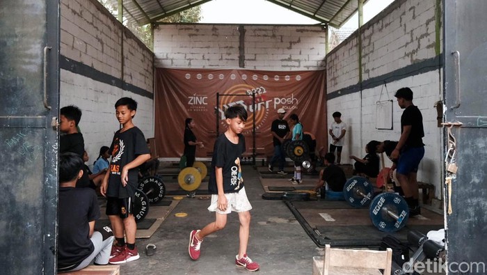 Mimpi Deni Cetak Bibit Muda jadi Lifter Mendunia Selepas pensiun dan memutuskan bangun akademi angkat besi di dekat rumahnya, Deni berniat mencetak calon juara hingga mendunia dari sekolahnya.