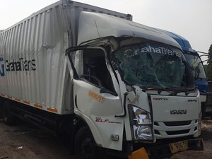 Ini Penyebab Mobil Boks Terguling Timpa Mobil Lain di Puncak Bogor