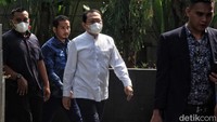 Pantauan detikcom, Rabu (12/7/2023), Hasbi tiba di gedung KPK sekitar pukul 10.25 WIB. Dia mengenakan kemeja putih dan ditemani sejumlah orang.  