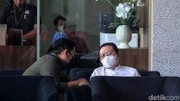 Hasbi langsung masuk ke lobi gedung KPK. Dia tak banyak bicara soal kasus yang menjerat serta kemungkinan penahanan oleh KPK.  