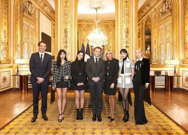 Frederic Arnault pun terlihat dalam potret BLACKPINK bersama Presiden Prancis dan Ibu Negara setelah tampil di konser amal Le Gala des Pièces Jaunes pada awal 2023. Foto: Instagram
