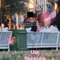 Lisa BLACKPINK menghebohkan penggemar saat terlihat menyandarkan kepalanya di bahu seorang pria di Paris. Meskipun wajahnya tak terlihat, penggemar menebak pria itu adalah Frederic Arnault. Foto: Instagram