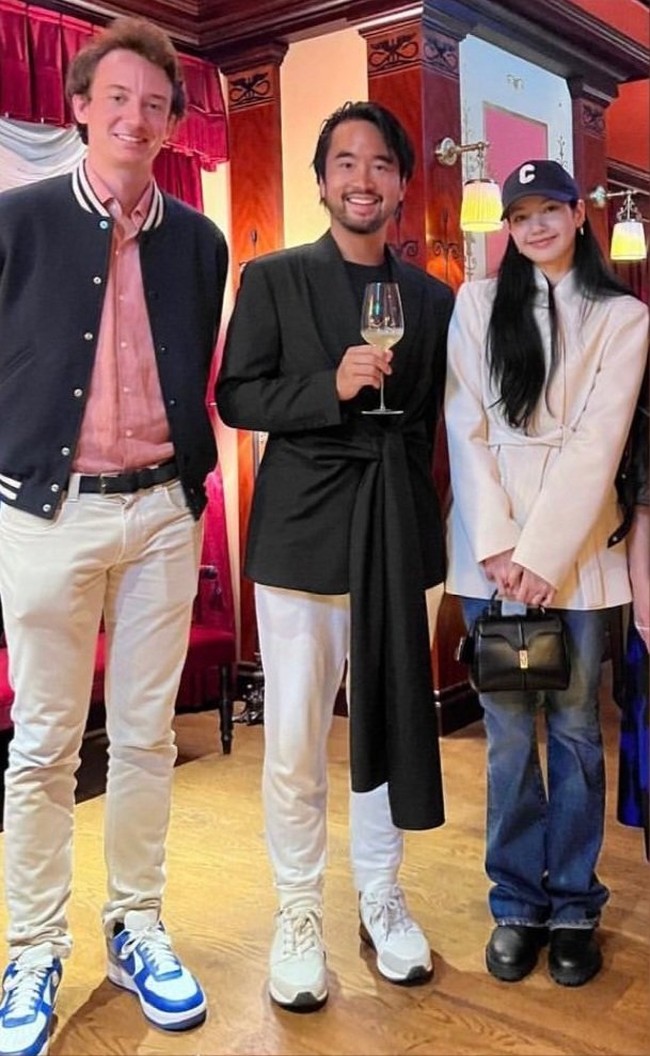 Penggemar dapat mengenali Frederic Arnault karena kemeja pink yang sama dikenakannya saat bertemu Lisa BLACKPINK dan pebisnis Adrian Cheng di sebuah acara. Foto: Instagram