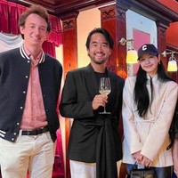 Penggemar dapat mengenali Frederic Arnault karena kemeja pink yang sama dikenakannya saat bertemu Lisa BLACKPINK dan pebisnis Adrian Cheng di sebuah acara. Foto: Instagram