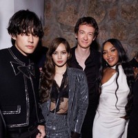 Kini penggemar menyorot momen Frederic Arnault merangkul bahu Lisa BLACKPINK di acara ulang tahun Naomi Campbell. Foto: Instagram