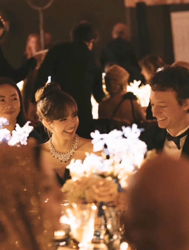 Selama ini, Lisa BLACKPINK dan CEO TAG Heuer, Frederic Arnault sering terlihat bersama. Keduanya duduk berdampingan saat makan malam setelah acara Bvlgari di Venice. Foto: Instagram