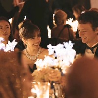 Selama ini, Lisa BLACKPINK dan CEO TAG Heuer, Frederic Arnault sering terlihat bersama. Keduanya duduk berdampingan saat makan malam setelah acara Bvlgari di Venice. Foto: Instagram