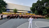 Kegiatan MPLS di SMAN 70 Jakarta dimulai sejak pukul 06.30 WIB dengan upacara pembukaan MPLS yang diikuti siswa, guru, dan orang tua murid. Foto: SMAN 70 Jakarta
