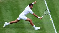 Petenis Serbia itu kini telah mencapai semifinal Grand Slam sama banyaknya dengan Roger Federer yang pensiun tahun lalu. REUTERS/Toby Melville  