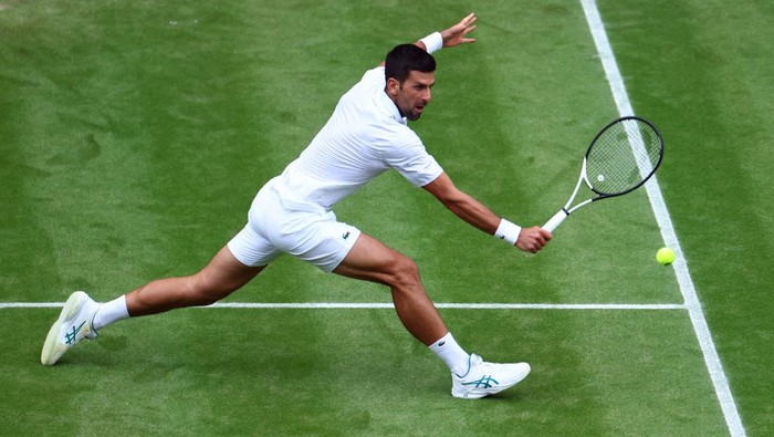 Novak Djokovic ke Semifinal Wimbledon untuk ke-12 Kalinya Tennis - Wimbledon - All England Lawn Tennis and Croquet Club, London, Britain - July 11, 2023 Serbia's Novak Djokovic in action during his quarter final match against Russia's Andrey Rublev REUTERS/Toby Melville