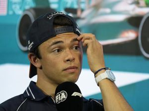 Pebalap F1 Keturunan Indonesia yang Dipecat di Tengah Musim Buka Suara, Bilang Begini