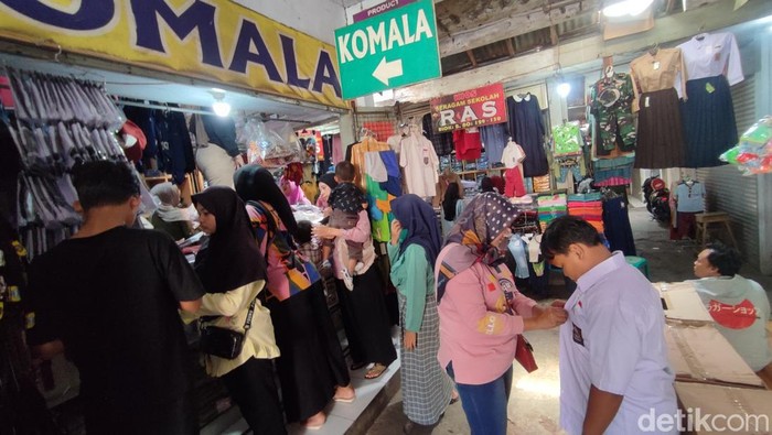 Orang tua siswa berburu seragam baru menjelang tahun ajaran baru.