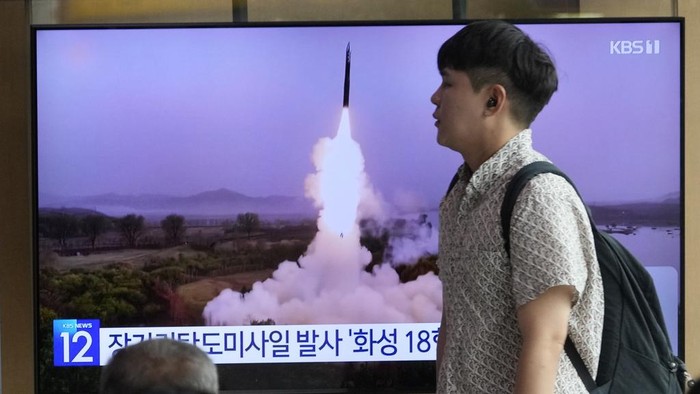 Panas! Korea Utara Tembakkan Rudal Balistik Usai Ancam AS A TV screen shows a file image of North Korea's missile launch during a news program at the Seoul Railway Station in Seoul, South Korea, Wednesday, July 12, 2023. North Korea launched a long-range ballistic missile toward its eastern waters Wednesday, its neighbors said, two days after the North threatened
