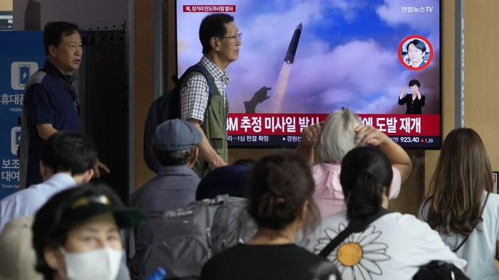 Panas! Korea Utara Tembakkan Rudal Balistik Usai Ancam AS A TV screen shows a file image of North Korea's missile launch during a news program at the Seoul Railway Station in Seoul, South Korea, Wednesday, July 12, 2023. North Korea launched a long-range ballistic missile toward its eastern waters Wednesday, its neighbors said, two days after the North threatened