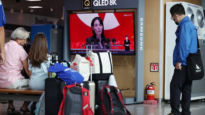 Passengers wait for their train in front of a TV broadcasting a news report on North Korea firing a ballistic missile off its east coast, at a railway station in Seoul, South Korea, July 12, 2023. REUTERS/Kim Hong-Ji