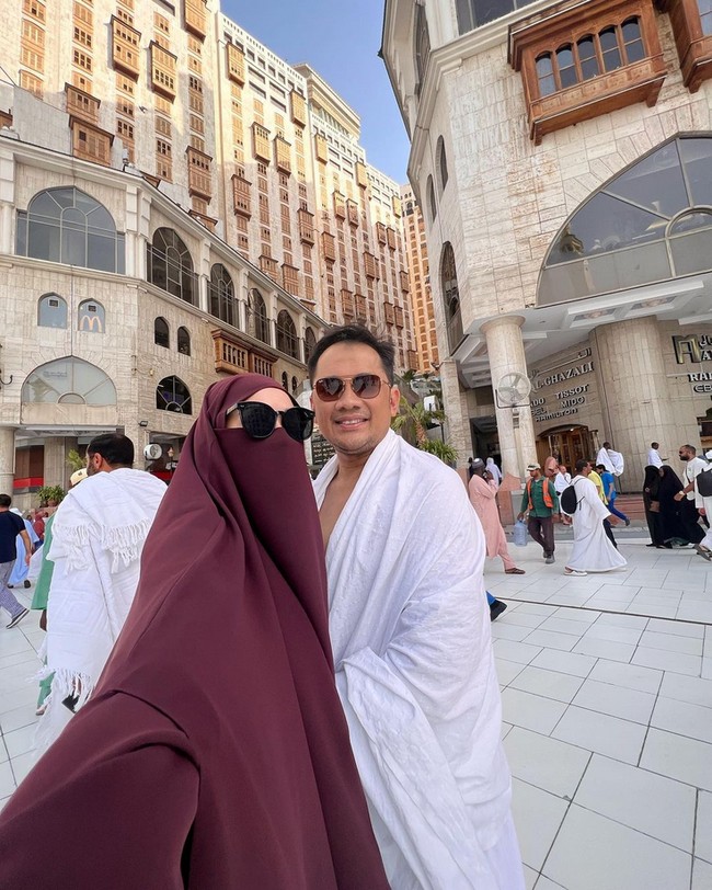 Zaskia Mecca terlihat memakai french khimar warna plum yang dilengkapi dengan cadar instan. Ibu dari lima orang anak ini terlihat nyaman ketika mengenakan hijab syari.  Foto: Dok. Instagram @zaskiadyamecca.